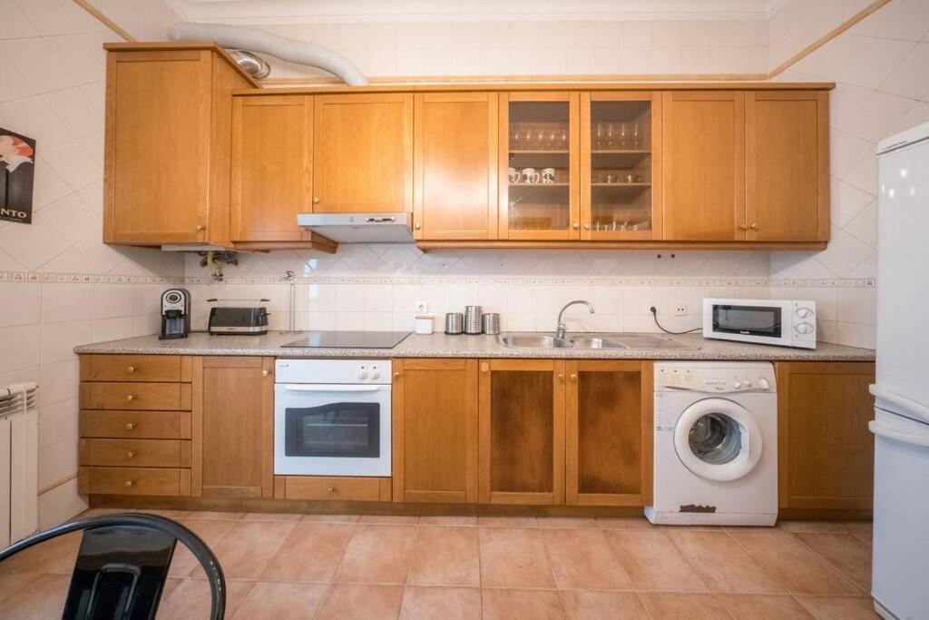 Beautiful Apartment Near The Center Of Lisbona Esterno foto