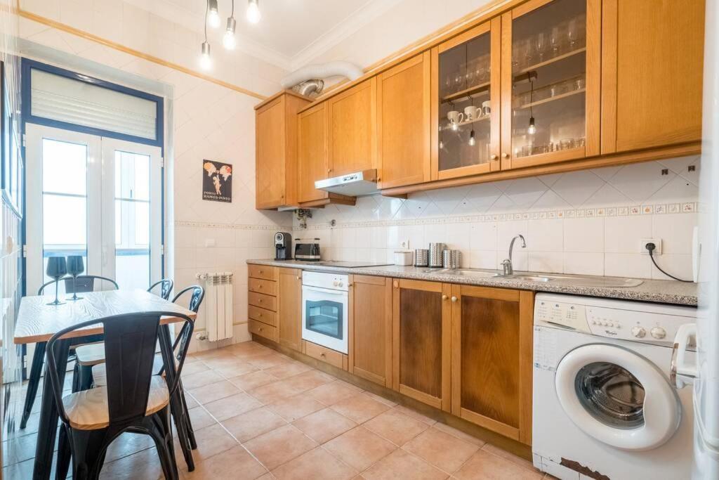 Beautiful Apartment Near The Center Of Lisbona Esterno foto